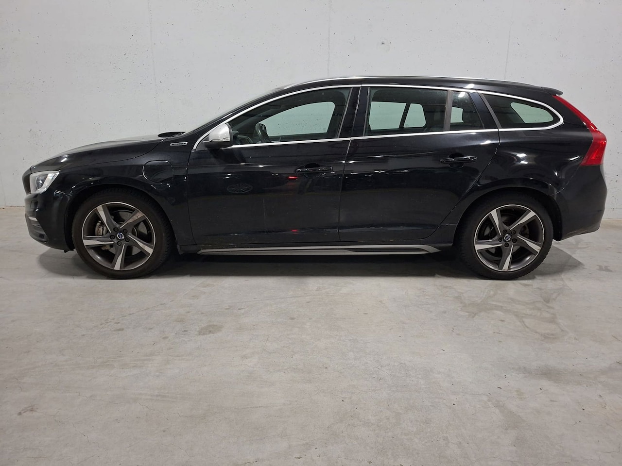 Volvo V60 - 2.4 D6 Twin Engine R-Design Pano Leer Camera Stoelverw. - AutoWereld.nl