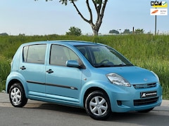 Daihatsu Sirion 2 - 1.0-12V Trend | Parrot | 4x elek. Ramen | New Apk | NAP | Boekjes