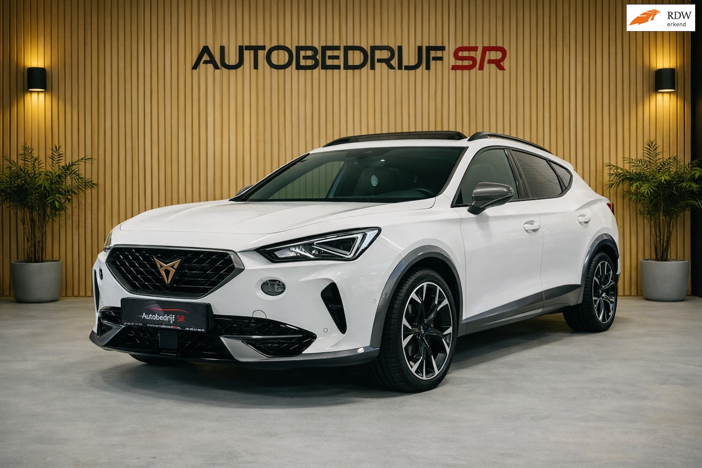 CUPRA Formentor - 1.4 e-Hybrid VZ Performance! Sfeerverl! Elektr Stoelen! Trekhaak! Panoramadak! 360 Camera! - AutoWereld.nl
