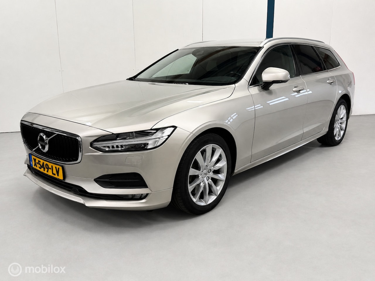 Volvo V90 - 2.0 T4 Momentum LEER / HARMAN KARDON - AutoWereld.nl