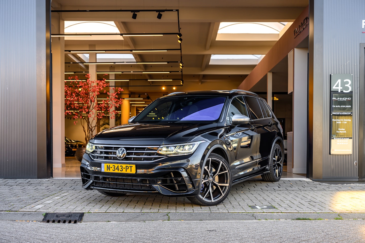 Volkswagen Tiguan - R 2.0 TSI 320pk 4Motion DSG|Pano|ACC |Lane Assist| - AutoWereld.nl