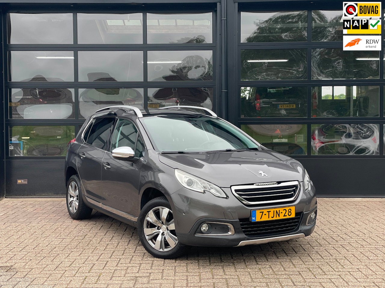 Peugeot 2008 - 1.2 VTi Allure Pack Premium Plus / Panorama dak - AutoWereld.nl
