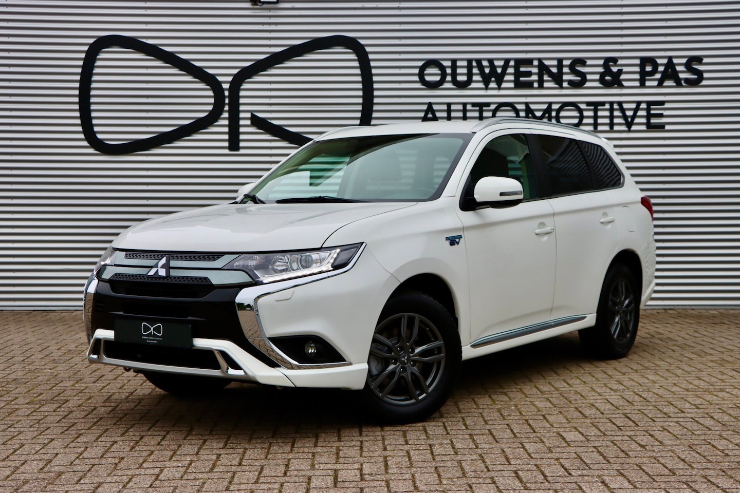 Mitsubishi Outlander - 2.4 PHEV Pure | CARPLAY | CAMERA | STOELVERWARMING - AutoWereld.nl