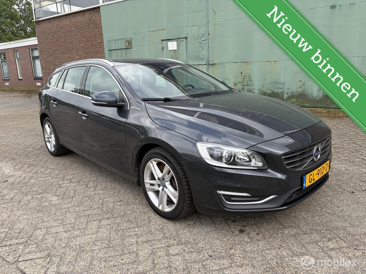 Volvo V60 - 2.4 D6 Twin Engine R-Design 2.4 D6 Twin Engine R-Design - AutoWereld.nl