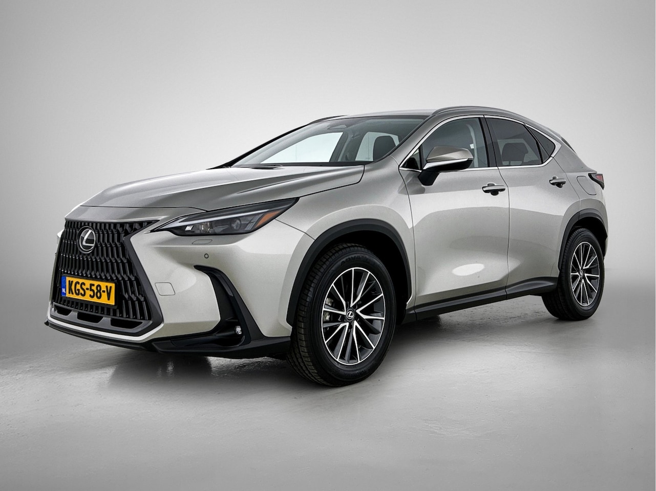 Lexus NX - 450h+ AWD Luxury Line | Afneembare Trekhaak 1.500 kg | Stoelverwarming | Stuurverwarming | - AutoWereld.nl