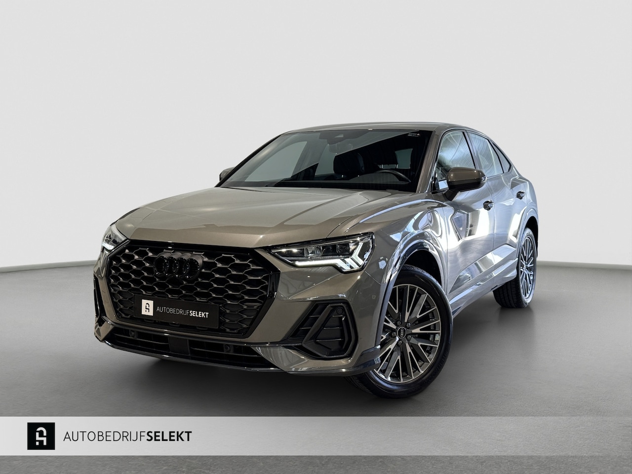Audi Q3 Sportback - 45 TFSI e S-line | Carplay | Camera | Chronosgrau | Matrix | Elektr. stoelen | Dodehoek | - AutoWereld.nl