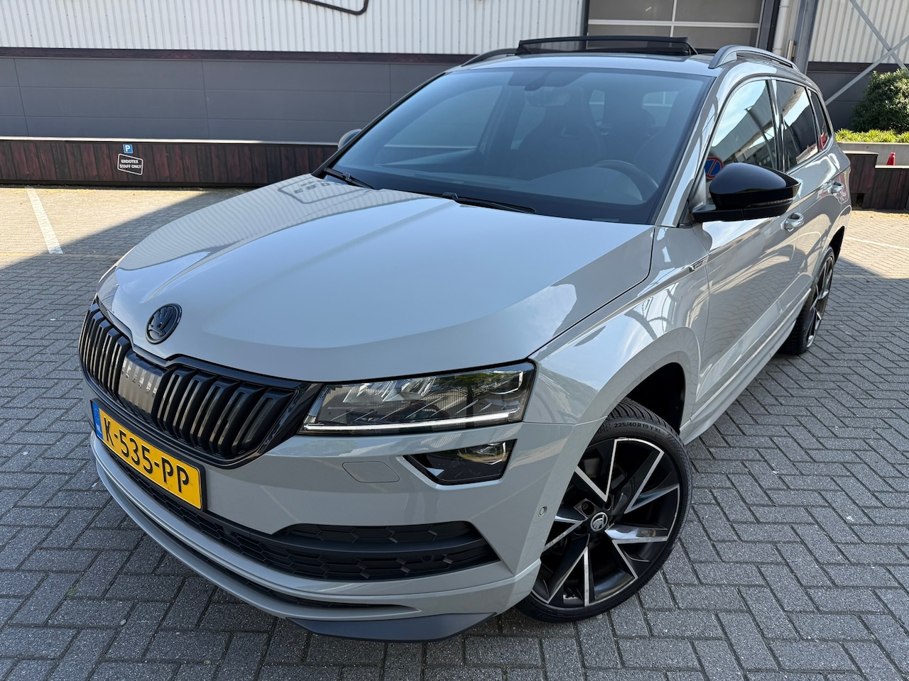 Skoda Karoq - 1.5 TSI ACT Sportline Business*panoramadak*DIGITAL COCKPIT*STOEL VERWARMING*CRUISE*NAVI*CA - AutoWereld.nl