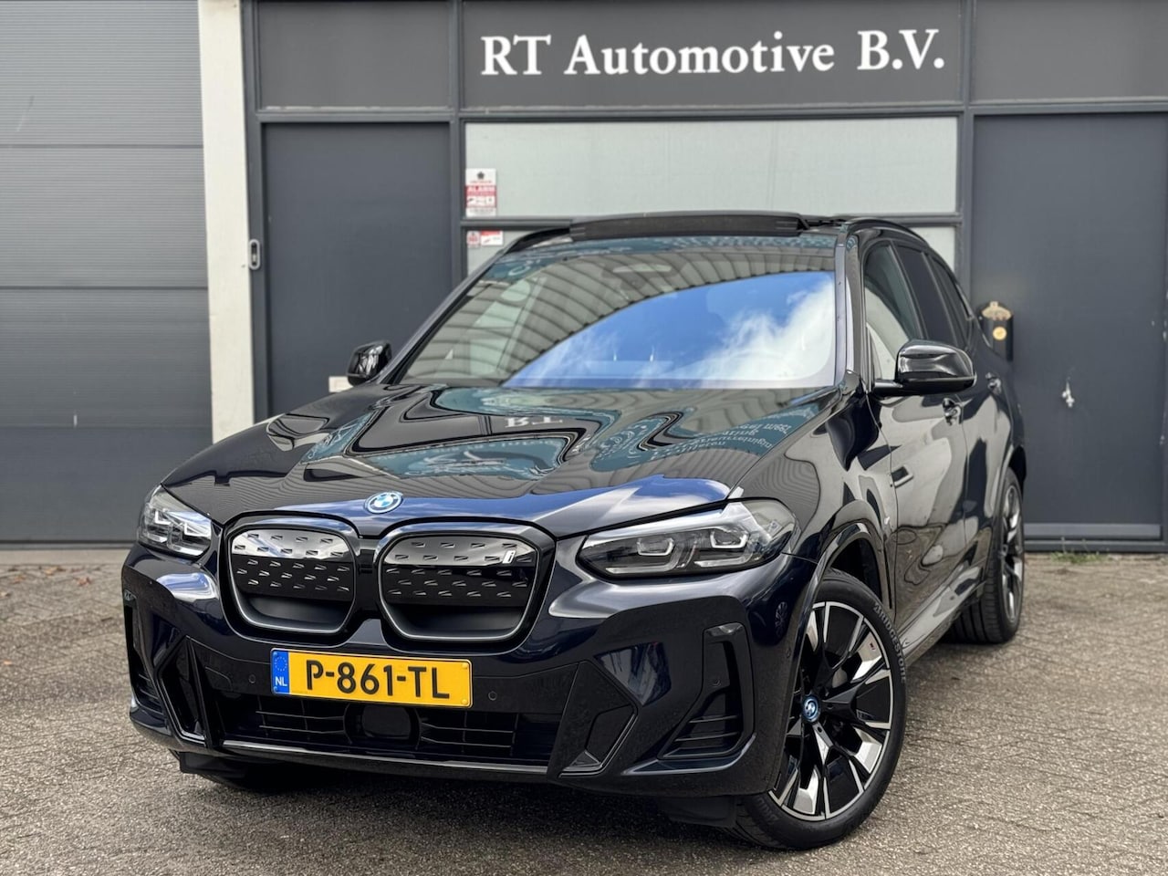 BMW iX3 - Executive 80 kWh LED / Pano / Leder Prof. Navi - AutoWereld.nl