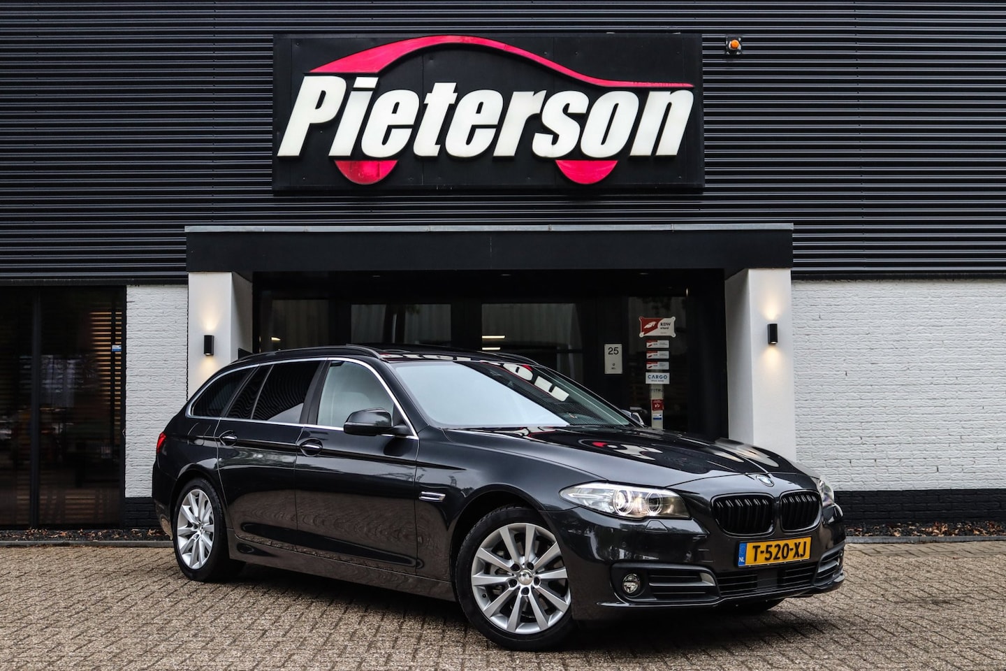 BMW 5-serie Touring - 520i High Executive PANO ACC TREKH LEDER - AutoWereld.nl