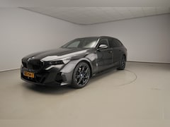 BMW 5-serie Touring - 550e xDrive | M-Sportpakket | LED | Leder | HUD | Panoramadak | Trekhaak | M-Zetels | DAB