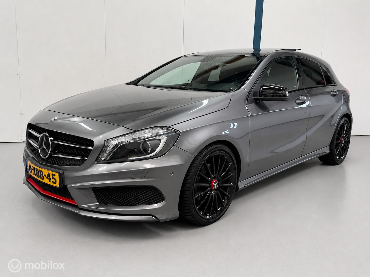 Mercedes-Benz A-klasse - 180 AMG PAKKET / PANO / SPORTINTER. / NL-AUTO - AutoWereld.nl