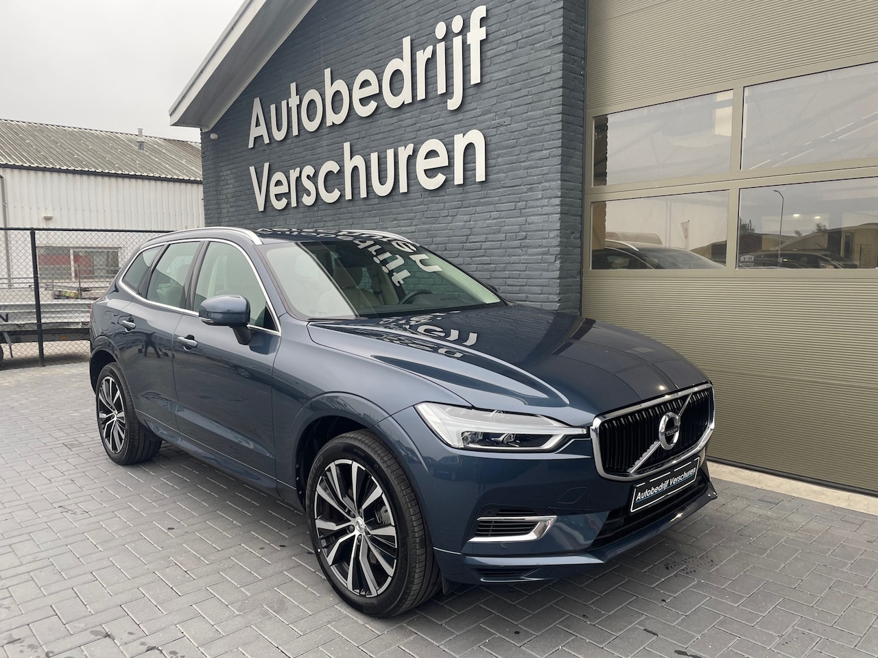Volvo XC60 - 2.0 T8 Twin Engine AWD Momentum Pro trekhaak pano stoelverwarming - AutoWereld.nl