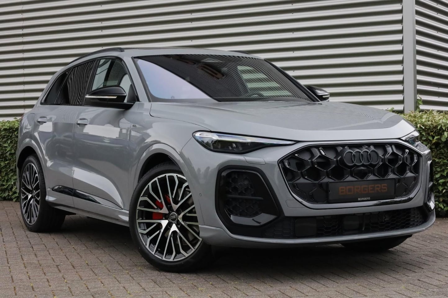 Audi Q5 - e-hybrid Competition Nardogrijs l Pano l Trekhaak - AutoWereld.nl