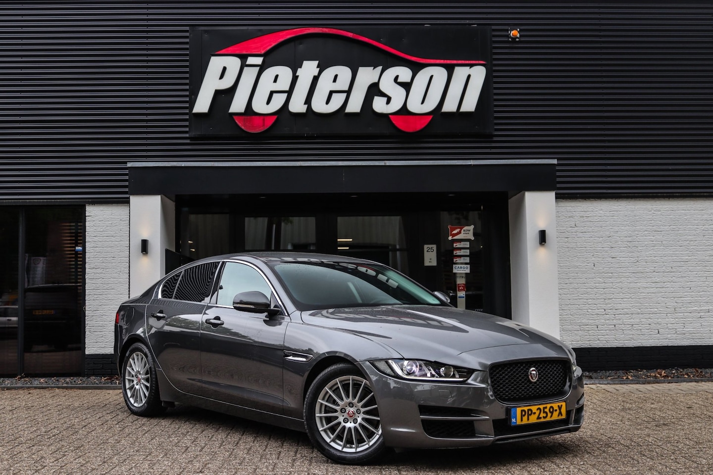 Jaguar XE - 2.0 Prestige ORIGINEEL NL BTW! CAMERA LEDER XENON - AutoWereld.nl