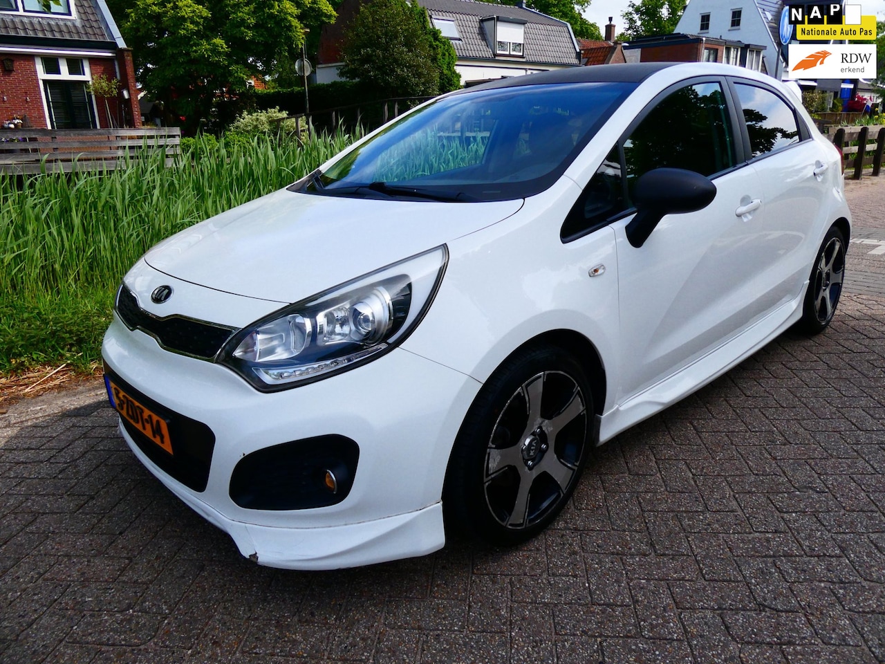 Kia Rio - 1.4 CVVT 110pk Airco Cruise Navi Spoilerpakket Historie - AutoWereld.nl