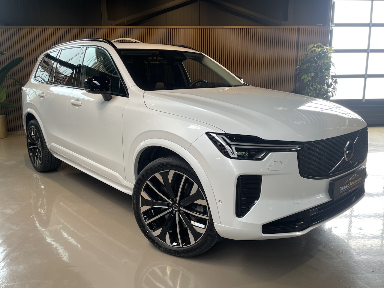 Volvo XC90 - 2.0 T8 Plug-in hybrid AWD Ultra Dark Panoramadak, Elec. Trekhaak, Luchtvering, Bowers & Wi - AutoWereld.nl