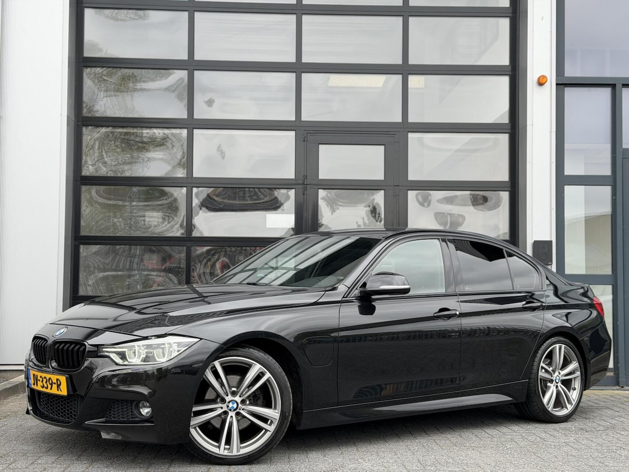 BMW 3-serie - 330e High Exc AUT / M-Sport / LED / Cruise / NAV - AutoWereld.nl