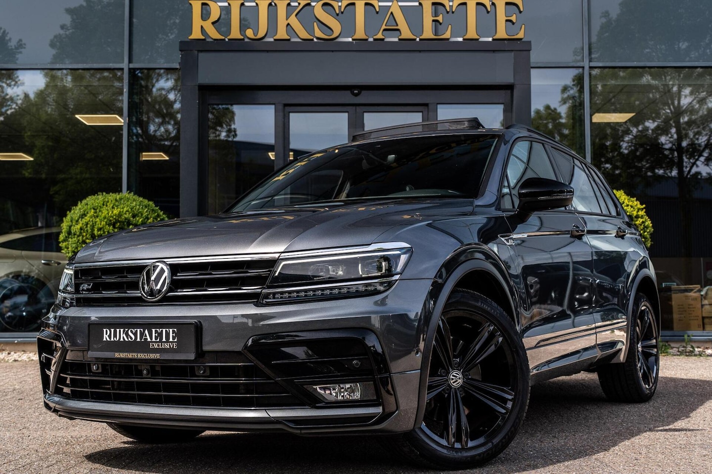 Volkswagen Tiguan - 2.0 TDI 4 Motion|PANO|MEMORY|360|19''|ACC - AutoWereld.nl