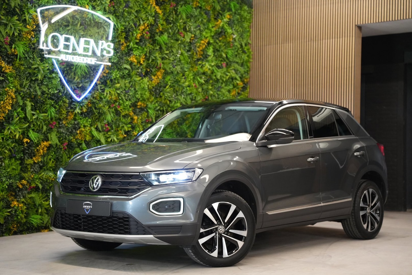 Volkswagen T-Roc - 1.5 TSI IQ.Drive automaat / Trekhaak / CarPlay / Cruise / PDC - AutoWereld.nl