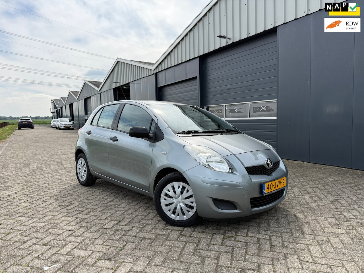 Toyota Yaris - 1.3 VVTi Comfort 2eEigenaar/6Bak/Nieuwe APK/Dealer onderhouden - AutoWereld.nl