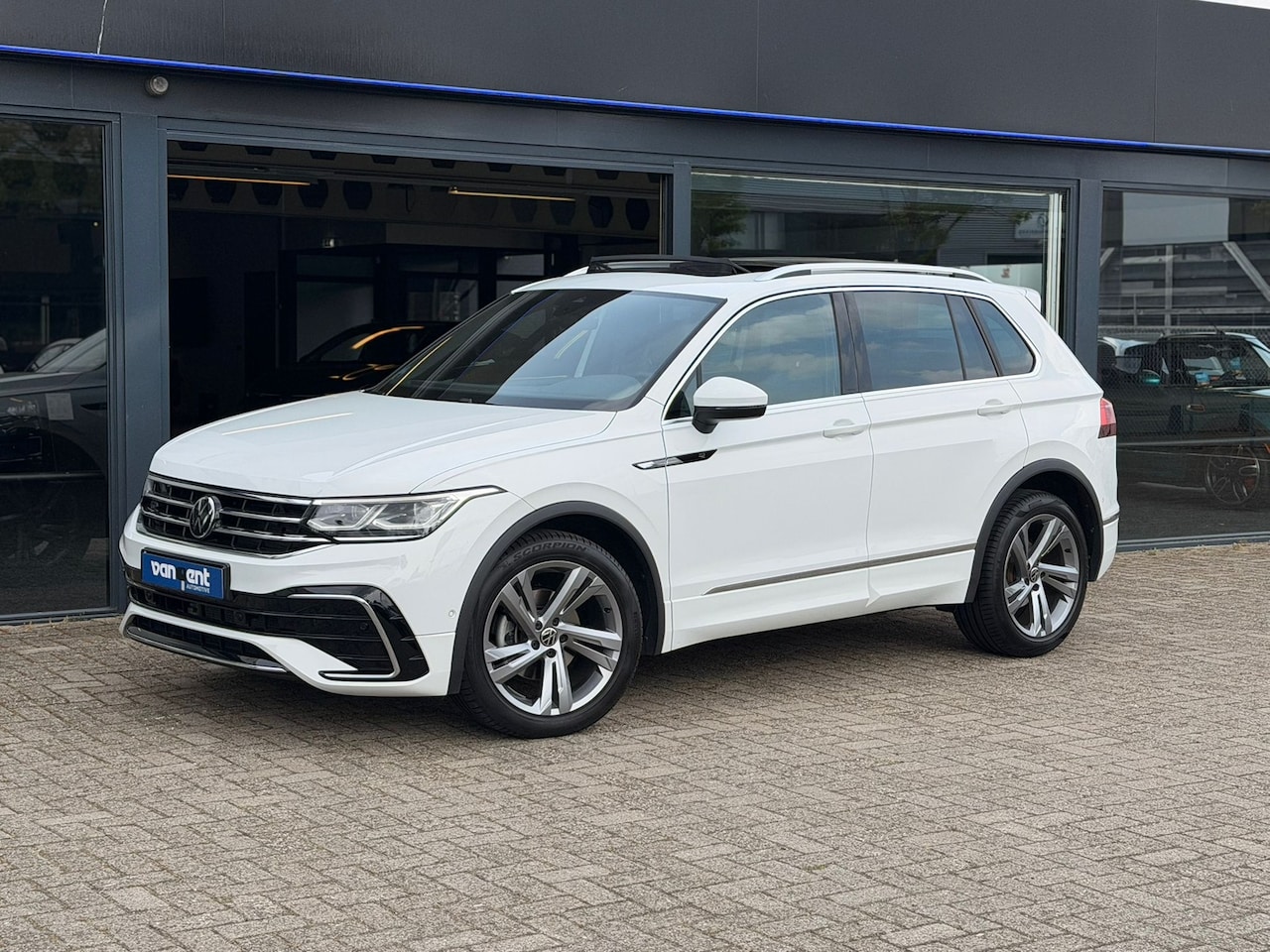 Volkswagen Tiguan - 1.5 TSI R-Line PANO/IQLIGHT/CAM/TREKHAAK/ACC - AutoWereld.nl