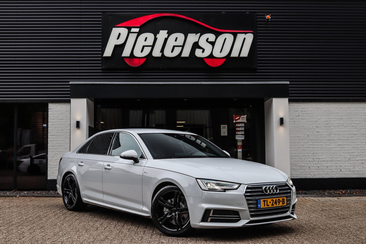 Audi A4 Limousine - 2.0 TFSI 3x S-Line ORIGINEEL NL NAP XENON - AutoWereld.nl