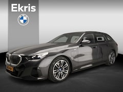 BMW 5-serie Touring - 530e | M-Sportpakket | LED | HUD | Sportstoelen | Stoelverwarming | Surround view | DAB |