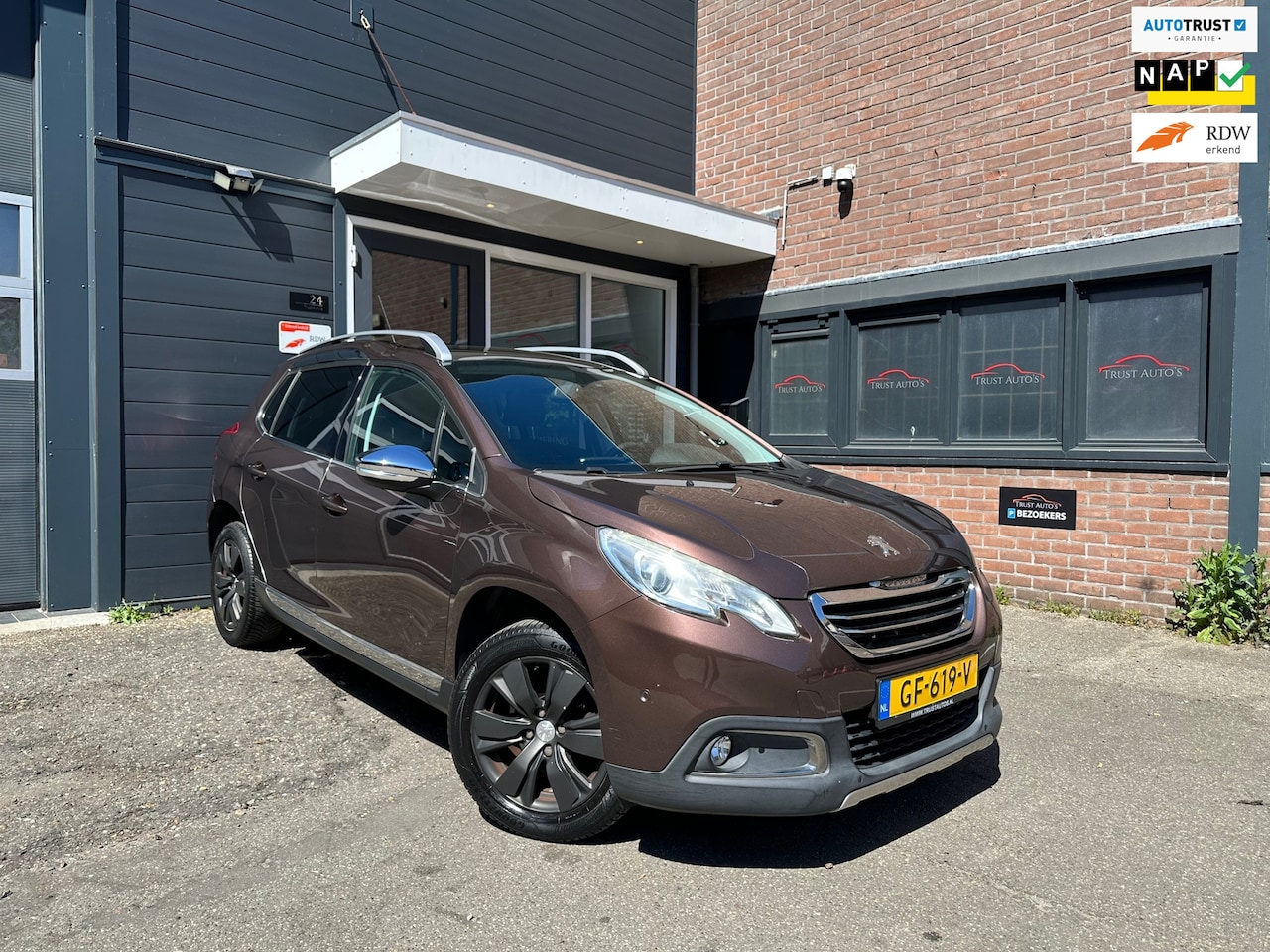 Peugeot 2008 - 1.2 PureTech Blue Lease Executive|Nap|Pdc|Pano - AutoWereld.nl
