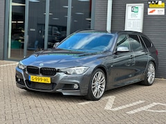 BMW 3-serie Touring - 318i M Sport Corporate Lease/CAMERA/LEDER/CARPLAY/NL-AUTO NAP