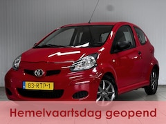 Toyota Aygo - 1.0-12V Now/ AIRCO/ 14''LMV/ C.V.afstand/ Elek.Pakket/ Isofix/ Radio-CD+AUX/ Bumpers In Kl
