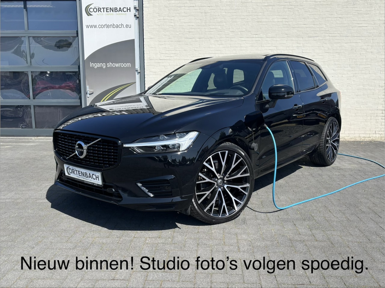 Volvo XC60 - 2.0 T8 Plug-in hybrid AWD R-Design | Luchtvering | Zwenkbare trekhaak | Panorama dak | Mem - AutoWereld.nl