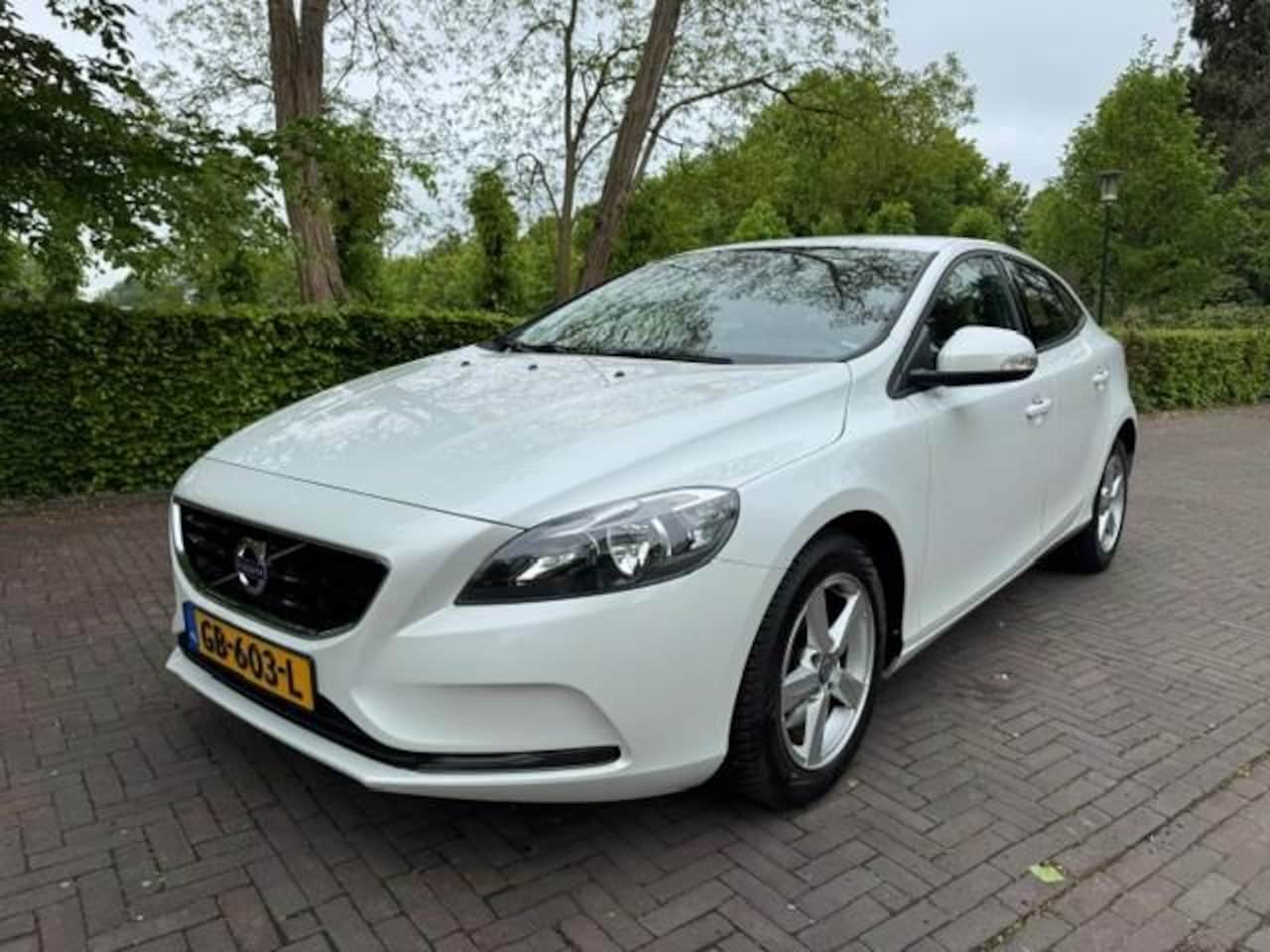 Volvo V40 - 1.6 T2 Kinetic/Trekhaak/Navigatie/Cruise/APK - AutoWereld.nl