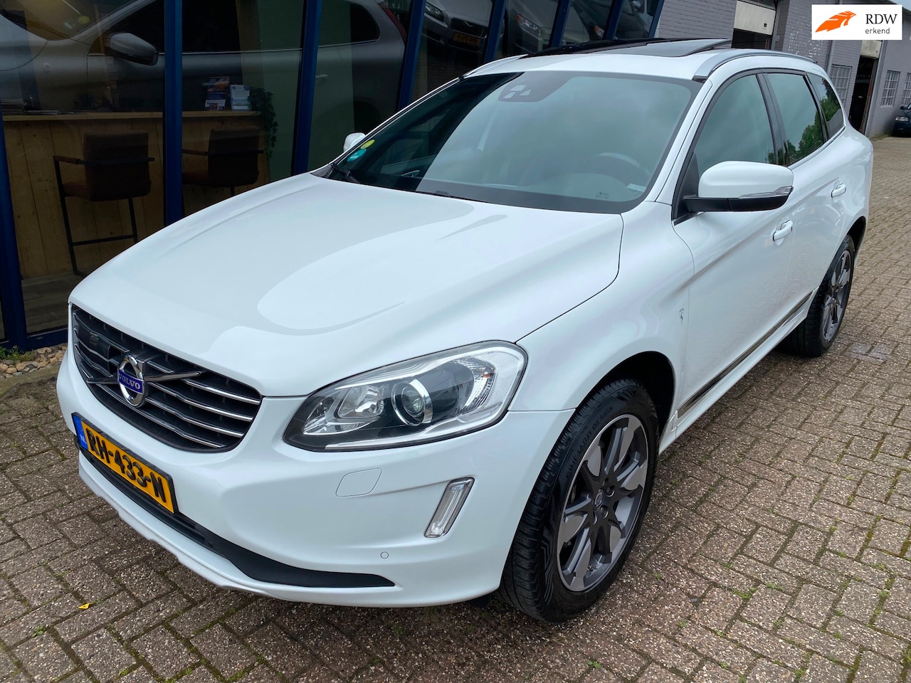 Volvo XC60 - 2.0 D4 FWD Ocean Race LEER / NAVI / PANO - AutoWereld.nl