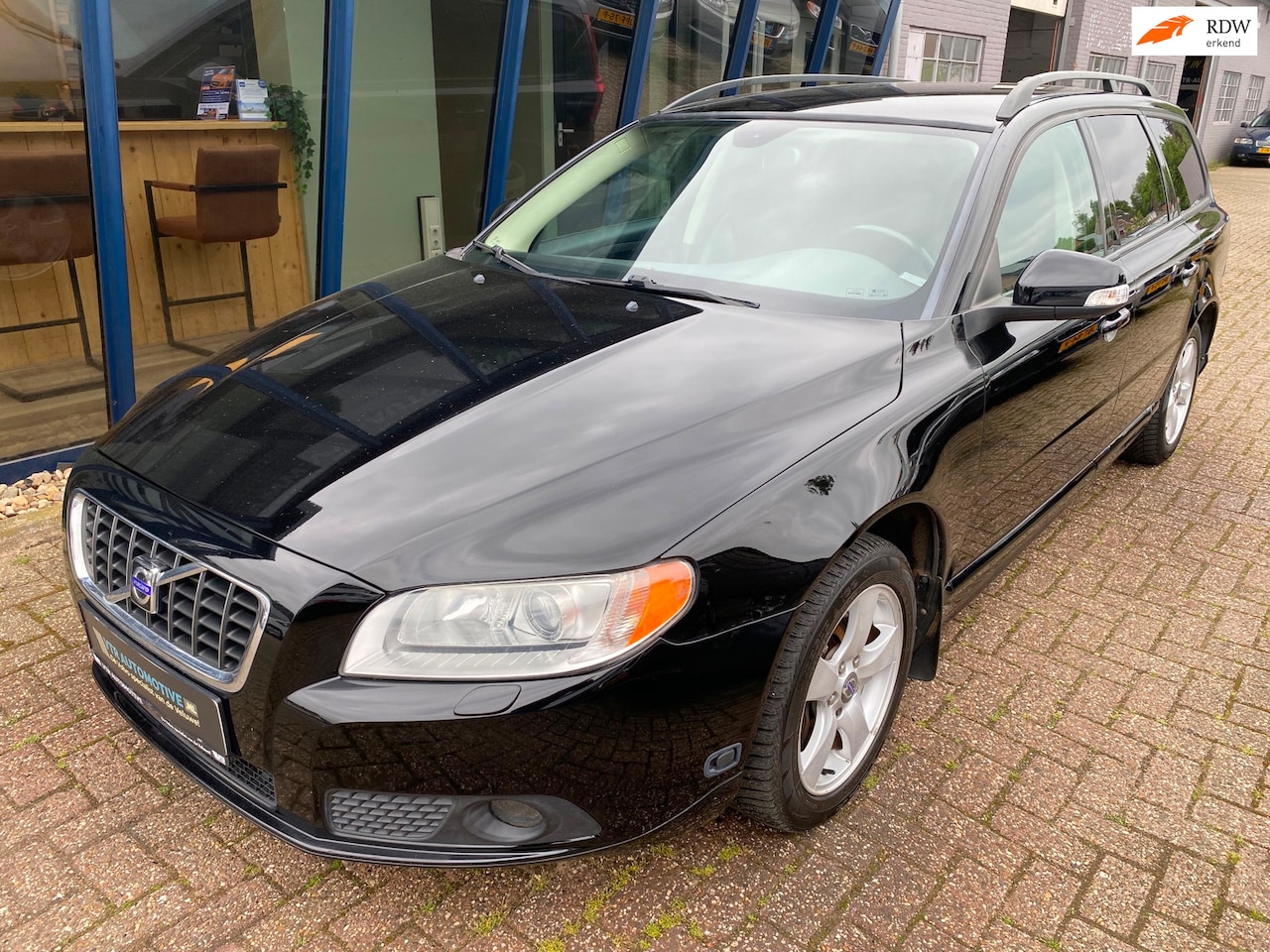 Volvo V70 - 2.5FT Momentum Automaat H.LEER / XENON / TREKHAAK / YOUNGTIMER - AutoWereld.nl