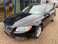 Volvo V70 - 2.5FT Momentum Automaat H.LEER / XENON / TREKHAAK / YOUNGTIMER