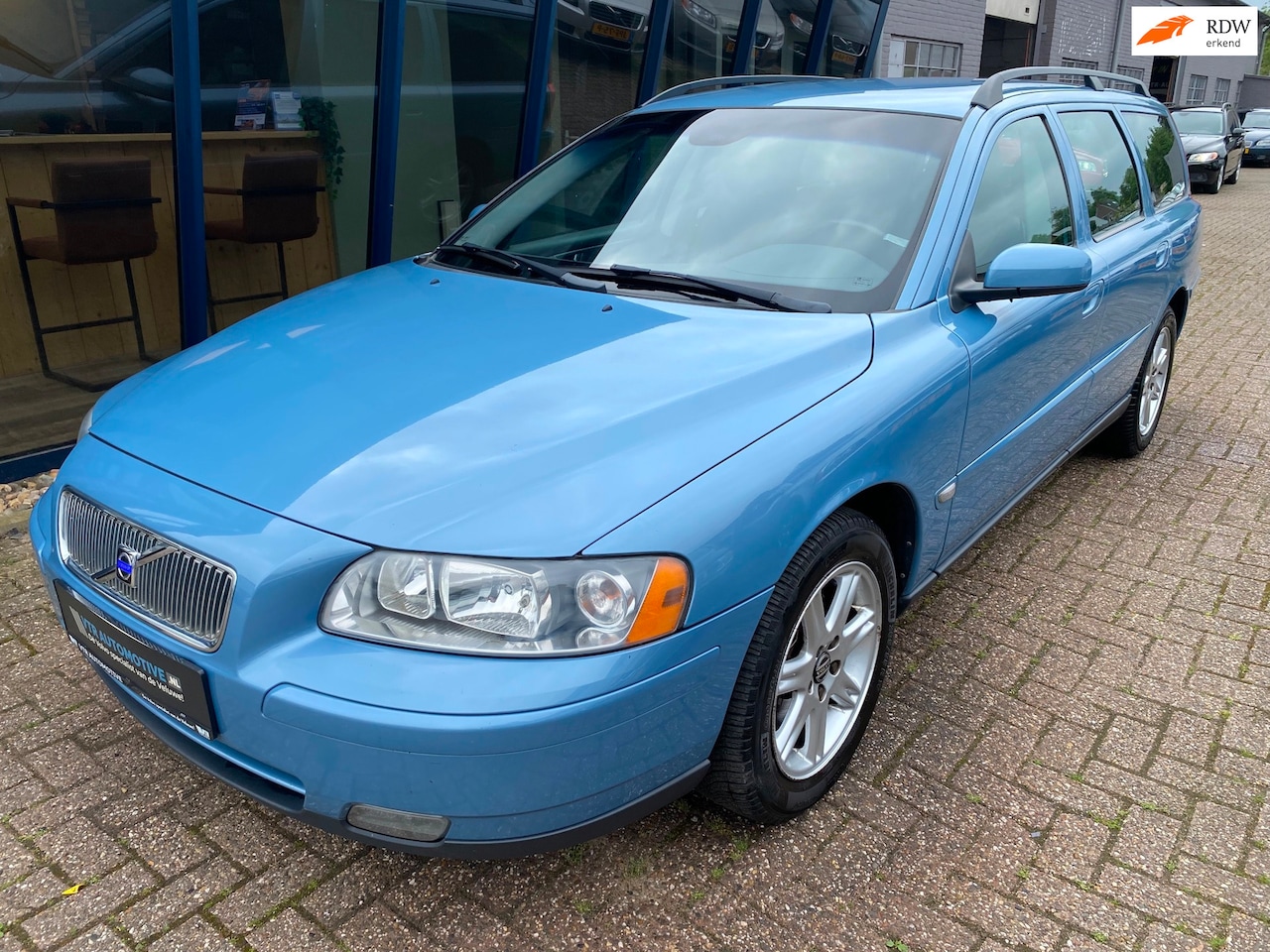 Volvo V70 - 2.4 Momentum LEER / PDC / TREKHAAK - AutoWereld.nl