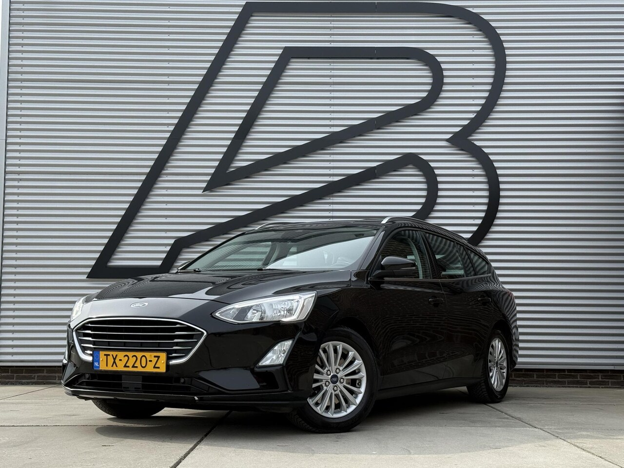 Ford Focus Wagon - 1.0 EcoBoost Titanium Business Navi|Cruise|Trekhaak|Stoel+Stuur verw|Carplay|B&O|PDC V+A|N - AutoWereld.nl