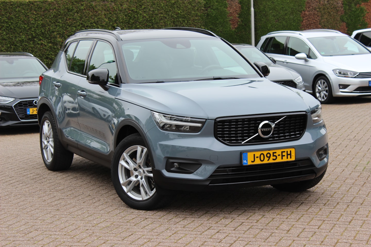 Volvo XC40 - 1.5 T5 Recharge R-Design / Camera / Leder / Harman Kardon / Keyless / 19'' / Stuur+Stoelve - AutoWereld.nl