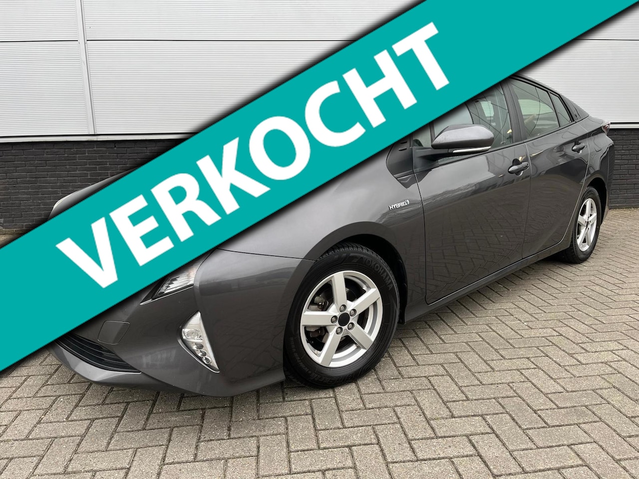 Toyota Prius - 1.8 Hybrid Dynamic Clima - HUD - trekhaak - sensoren - camera - full map navi - stoelverwa - AutoWereld.nl
