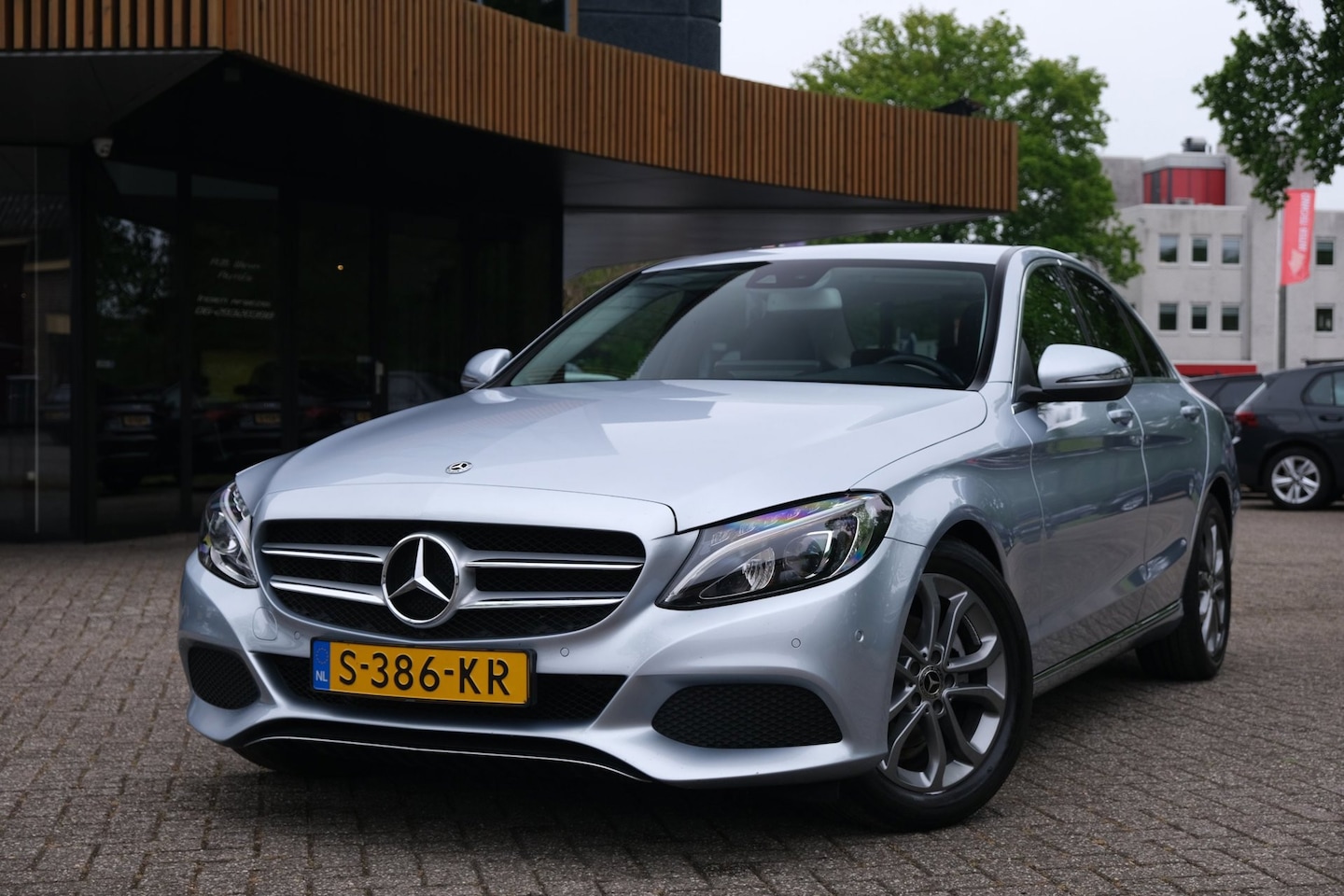 Mercedes-Benz C-klasse - 180 Premium Plus|Rijklaar!|Carplay|Camera|Stoelverwarming|Dealeronderhouden|Dodehoekdetect - AutoWereld.nl