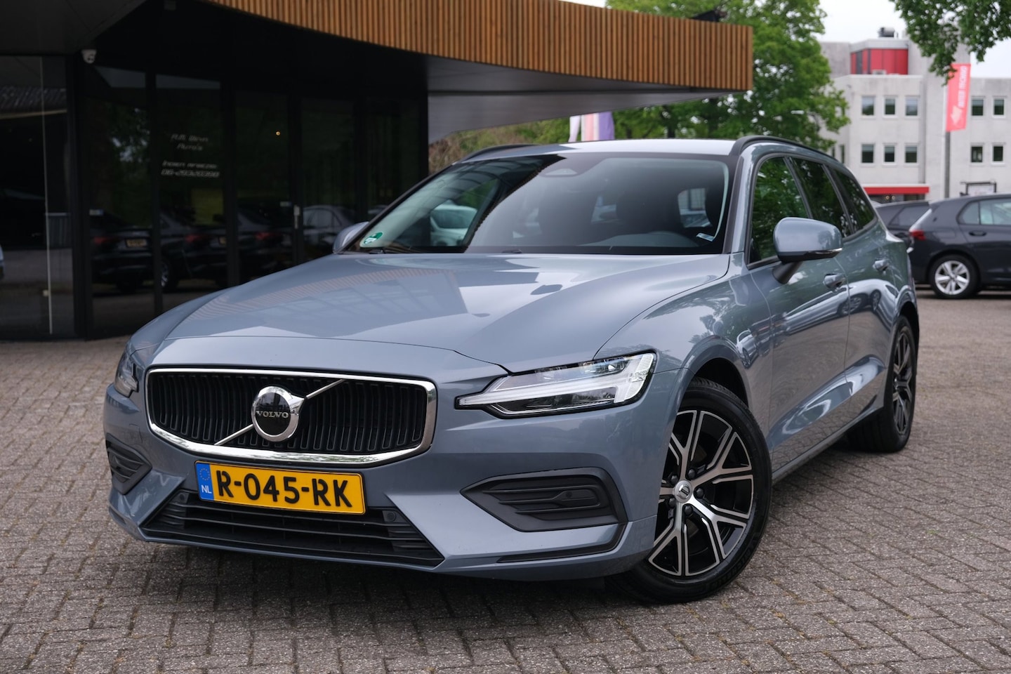 Volvo V60 - 2.0 B3 Essential|Rijklaar!|PilotAssist|ACC|BLIS|Carplay|Trekhaak|Camera - AutoWereld.nl