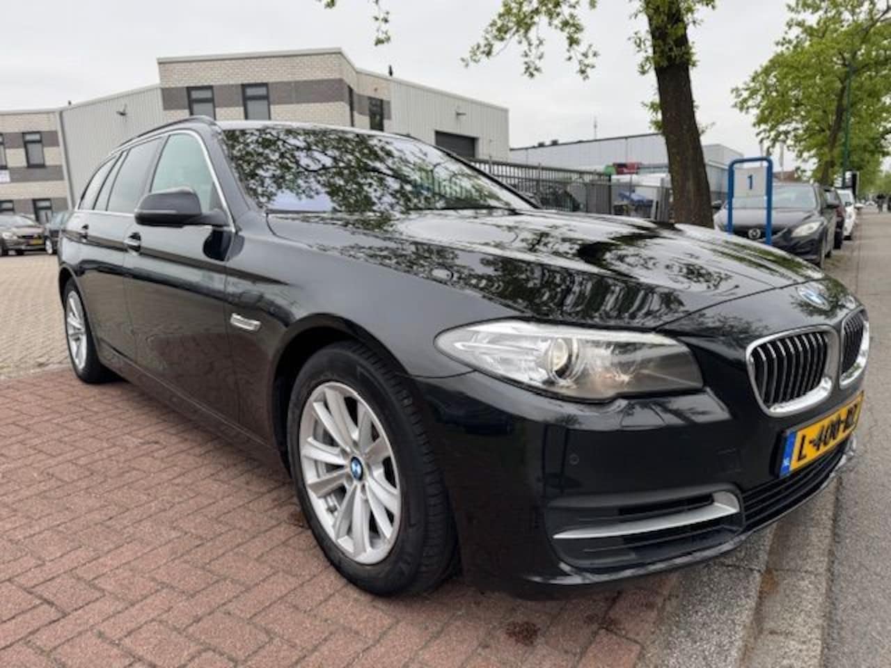 BMW 5-serie Touring - 520d 190pk High Executive Automaat Airco/ECC,Navigatie,Camera,Leder Nette Auto - AutoWereld.nl