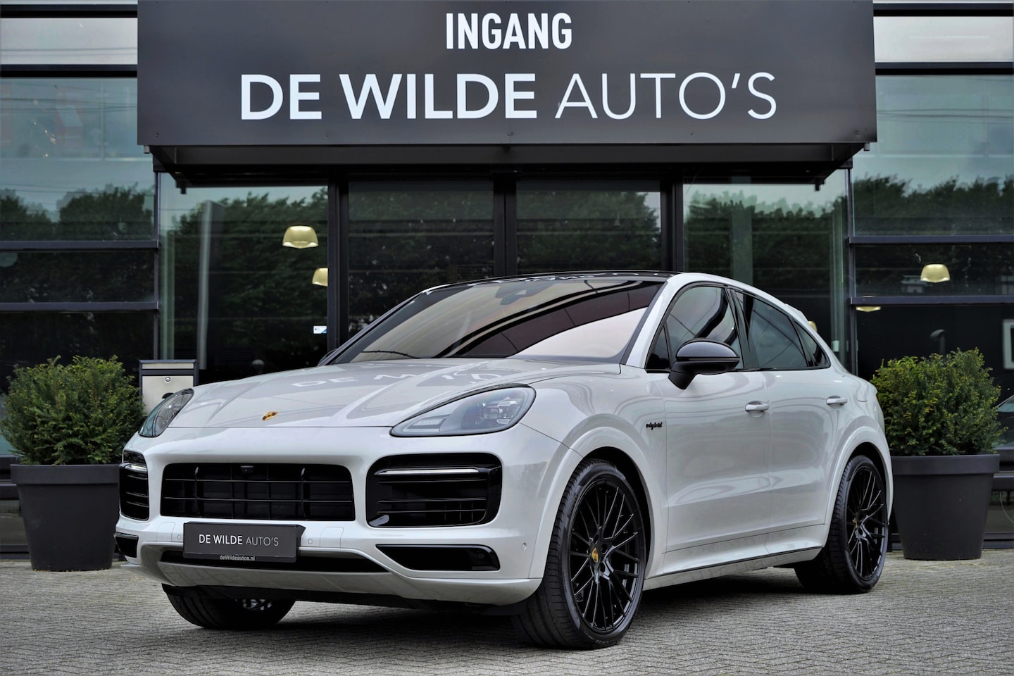 Porsche Cayenne Coupé - 3.0 E-Hybrid SportDesign Krijt Pano Trekhaak 18-weg Stoelventilatie Keyless 360-camera - AutoWereld.nl