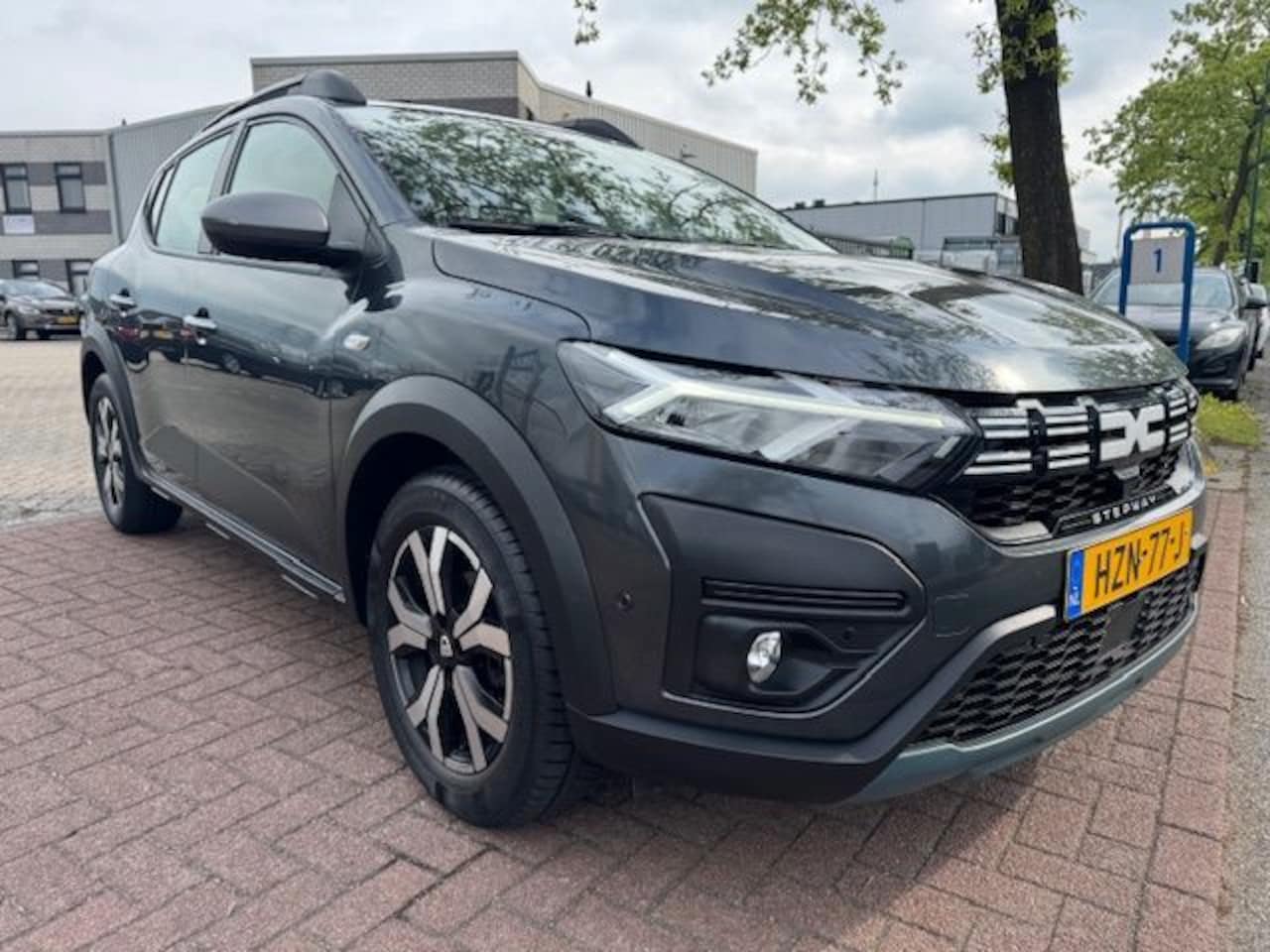 Dacia Sandero Stepway - 1.0 TCe 5deurs Pack Comfort Automaat 61.000km Airco/ECC,Navigatie,Camera,Open dak - AutoWereld.nl