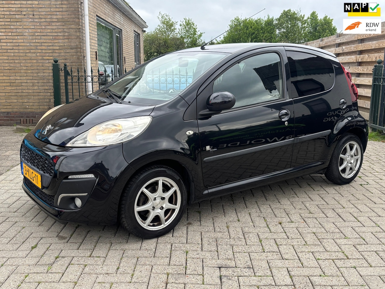 Peugeot 107 - 1.0 Black & Silver | 5drs | onderhoud historie aanwezig | airco | bluetooth | half leder | - AutoWereld.nl