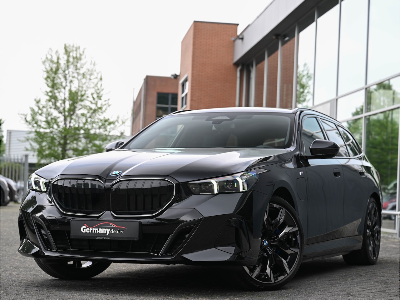BMW 5-serie Touring - 530e M-Sport+Pro M-Zetels B&W Pano Head-Up Carbon Iconic Keyless Camera Drive-A+ VOL! - AutoWereld.nl