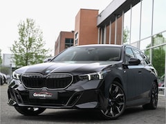 BMW 5-serie Touring - 530e M-Sport+Pro M-Zetels B&W Pano Head-Up Carbon Iconic Keyless Camera Drive-A+ VOL