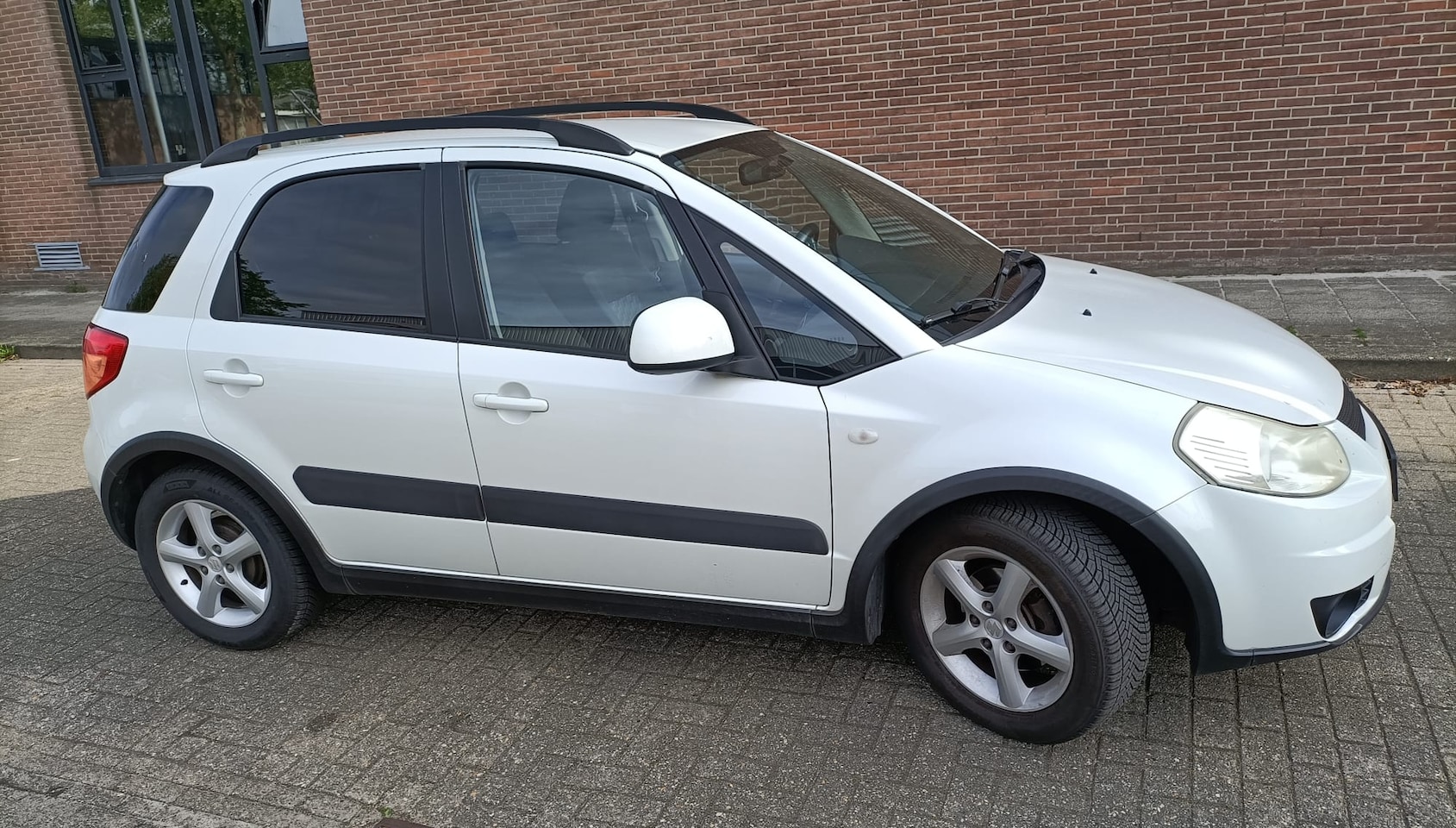 Suzuki SX4 - 1.6 Shogun Armsteun, navigatiescherm, handsfree bellen - AutoWereld.nl