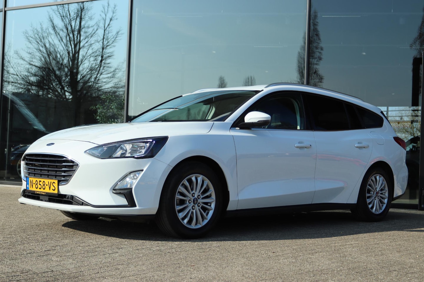 Ford Focus Wagon - 1.0 E.B. AUTOMAAT TITANIUM X ELEK. TREKHAAK | LED | CAMERA | CARPLAY | KEY-LESS - AutoWereld.nl