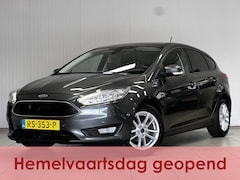Ford Focus - 1.0 Titanium/ Trekhaak/ 16'' LMV/ Camera/ Extra getint glas/ Apple + Android/ Navi/ Clima/